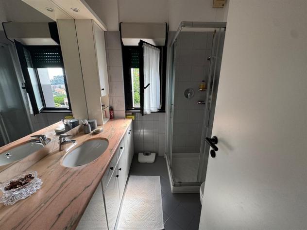 Alassio, a soli 1,5 km dal mare, proponiamo elegante villa a schiera su più livelli, dotata di ingresso indipendente e libera su tre lati. cantina e - Foto 9