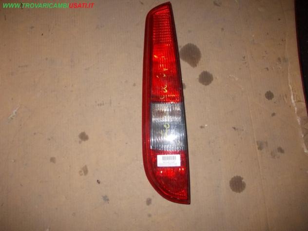 FANALE POST.S. FRECCIA FUME FORD FOCUS (CAP) 3p / 5p / Style Wagon  Parti elettriche  Fanaleria  Fanali  Fanale post. sx. FORD - FOCUS - 01-12-2004 -