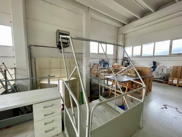 CAPANNONE di 8 vani e di 680 mq (PIETRASANTA - Periferia) rif. 063 - Foto 4