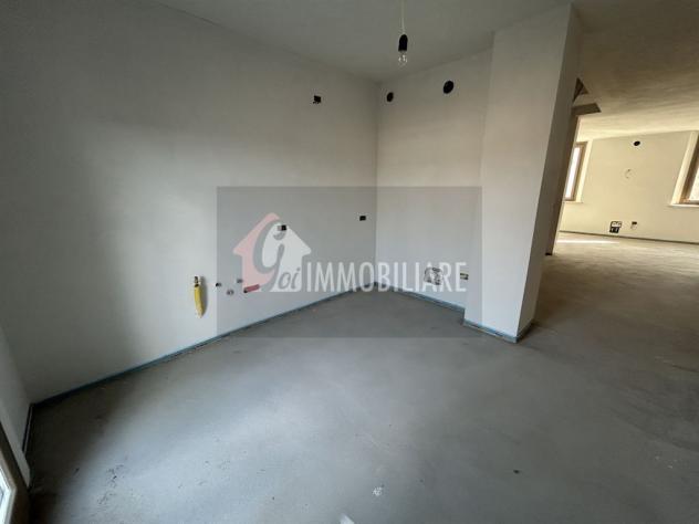 Elegante Quadrilocale Su Due Livelli con Travi a Vista e Posto Auto - Foto 18