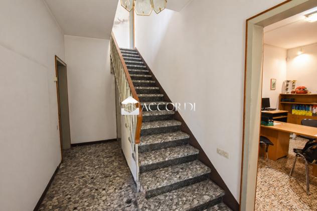 CASA INDIPENDENTE di 7 vani e di 328 mq (MONTEBELLUNA) rif. PE8 - Foto 6