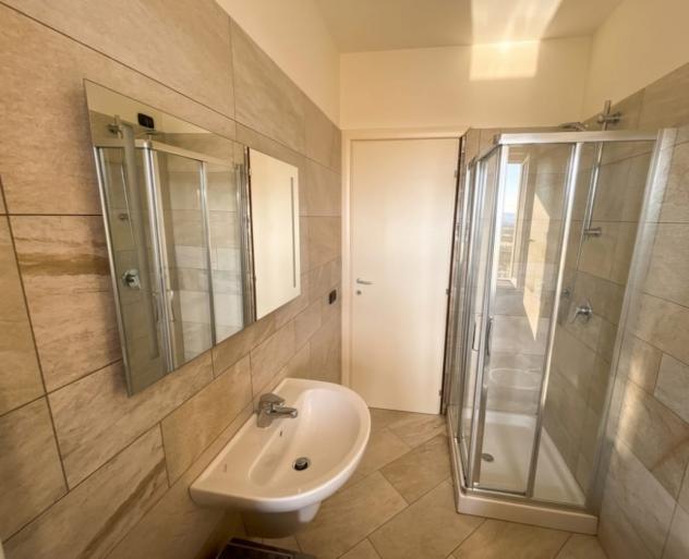 Bilocale con balcone, box auto e piscina - Foto 8