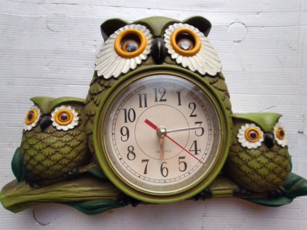 SIMPATICO OROLOGIO DA PARETE CON GUFI . EPOCA ATTUALE