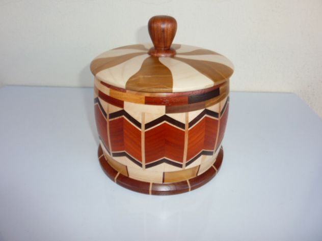 Oggetti d'artigianato in legno esotico.