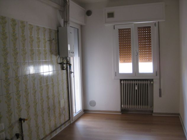 Offro in affitto appartamento non ammobiliato con garage. - Foto 2