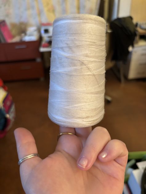 1 ROCCHETTO GRANDE DI FILO SOTTILE PER MACCHINA DA CUCIRE/CUCITO A MANO,USATO PO - Foto 3