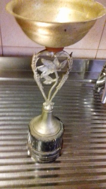 vecchia coppa ottone floreale