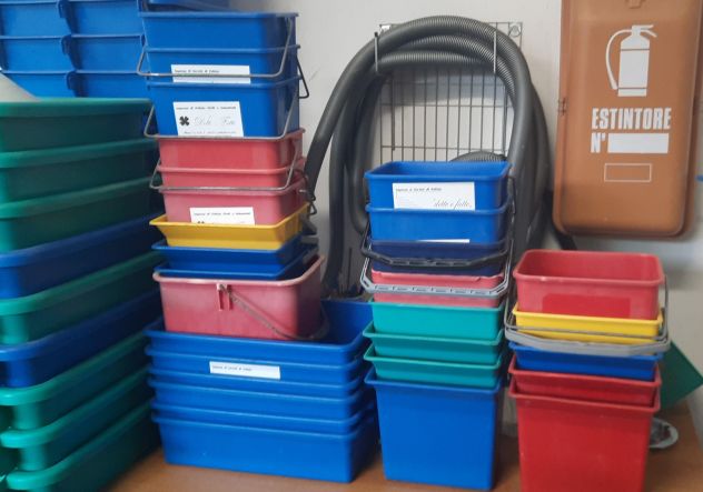 Stock lotto secchi 4 lt. e vaschette medio-grandi per pulizie professionali