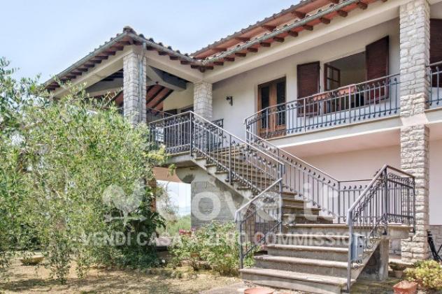 Villa di 300 m² con 5 locali e box auto doppio in vendita a Sinalunga