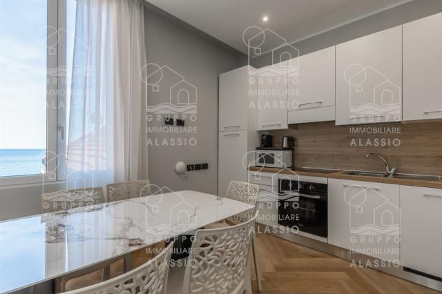 Attico fronte mare con terrazzo, solarium e posto auto – affitto annuale - Foto 5