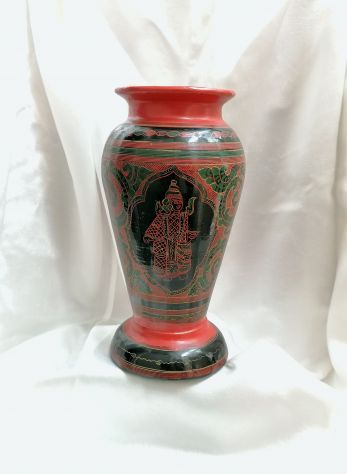 ANTICO VASO CERIMONIALE IN LEGNO LACCATO E FINEMENTE DECORATO, BIRMANIA.