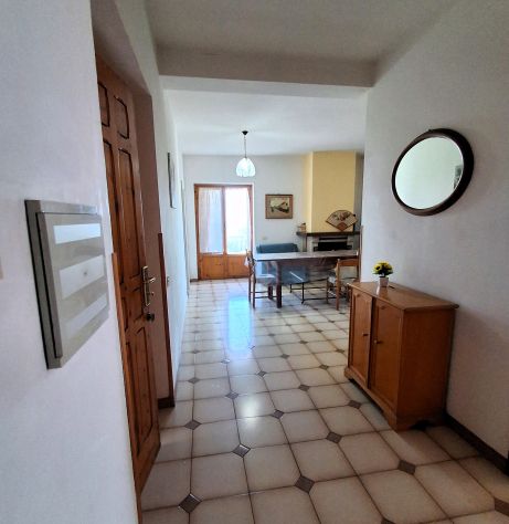 Ampio quadrilocale con terrazzo e camino - Foto 4