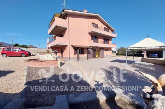 Villa di 522 m² con più di 5 locali e box auto in vendita a Lariano - Foto 2
