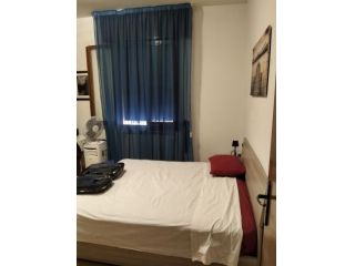 Camera singola letto matrimoniale arredata, uso del bagno e cucina incluso.