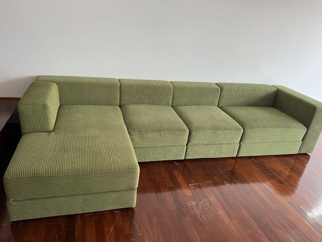 Divano angolare con chaise longue e contenitore – €1.050