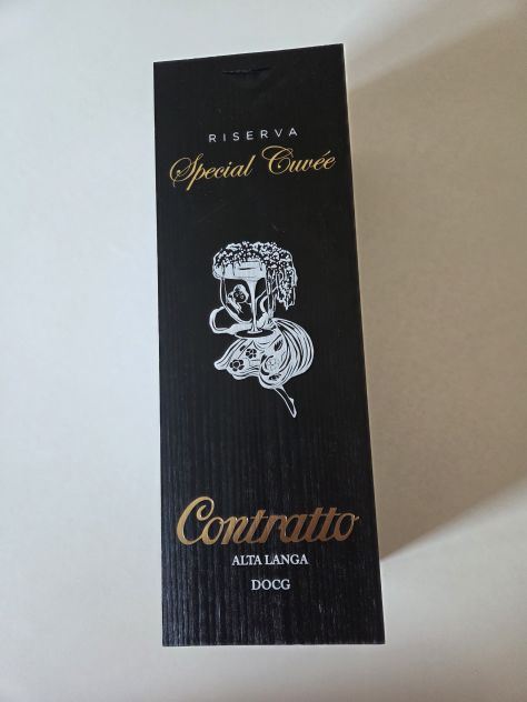 Cassetta in legno nera, conteneva una bottiglia di bollicine Special Cuvée