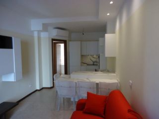 Tolstoi, ampio, moderno, rifinito, climatizzato, 2 balconi, box