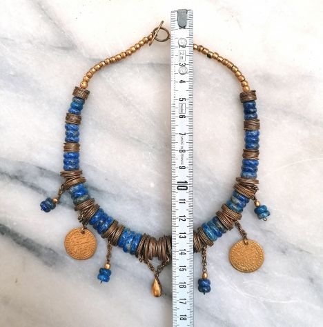 BELLISSIMA COLLANA ETNICA GIROCOLLO IN AUTENTICO LAPISLAZZULO E MONETE OTTONE. - Foto 8