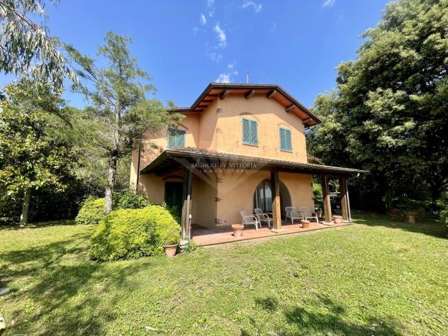 VILLA di 10 vani e di 240 mq (PIETRASANTA) rif. 302