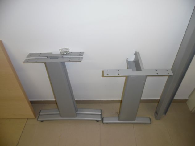 1 SCRIVANIA/TAVOLO GRANDE,ROBUSTA,OTTIME CONDIZIONI,COMPLETA,LEGNO,GAMBE METALLO - Foto 9