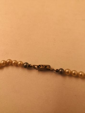 Collana girocollo con perle piccolissime di bigiotteria bianche con inserti. - Foto 2
