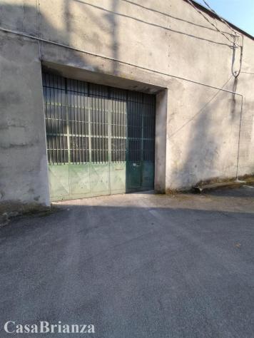 Triuggio capannone di 900 mq