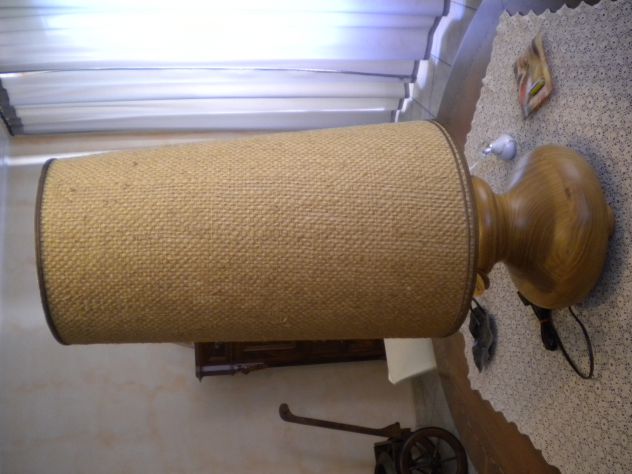 Lampada da tavolo per arredamento con base in legno e paralume in canapa - Foto 3