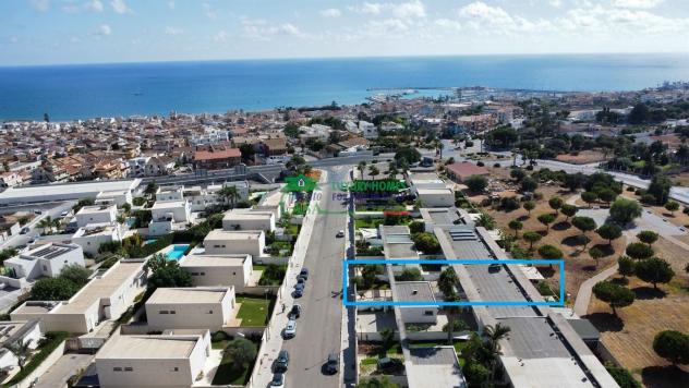 Rif. 2480 - Villa a schiera con verande e giardino a Marina di Ragusa