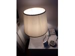 Lampada da tavolo o comodino con paralume
