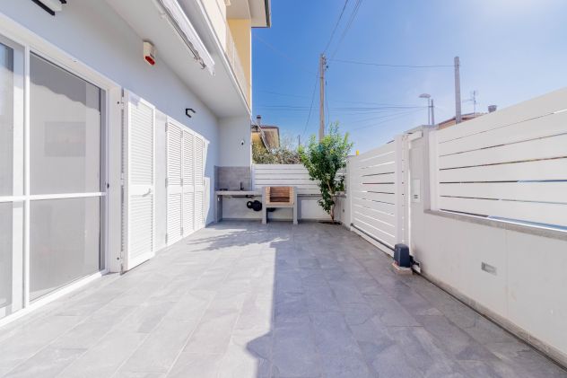 APPARTAMENTO RISTRUTTURATO CON TRE CAMERE, GARAGE E RESEDE ESCLUSIVO - Foto 10