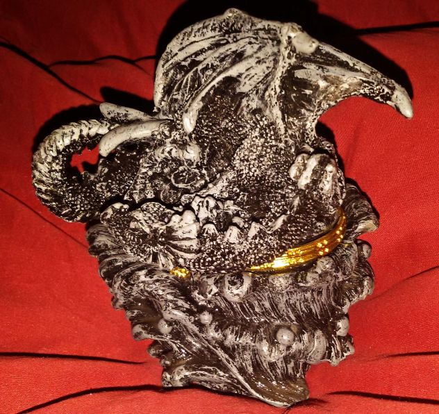 Portagioie gotico drago su roccia