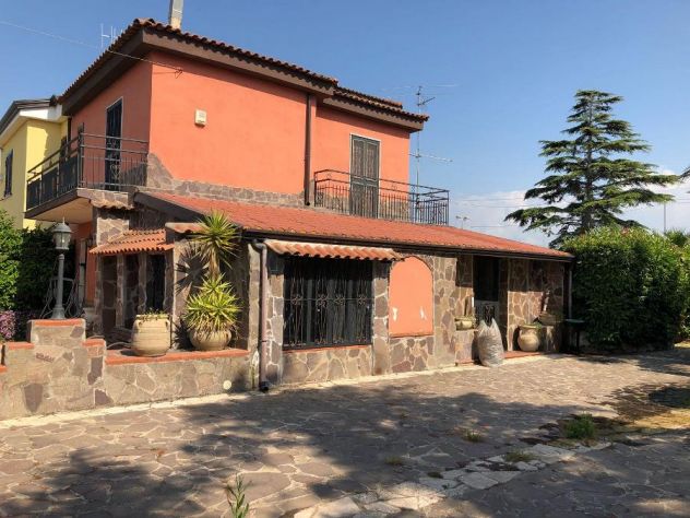 Capaccio Paestum loc.Laura villa bifamiliare con ampio giardino
