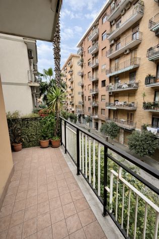 AMPIO APPARTAMENTO IN VIA LUCIO PETRONE