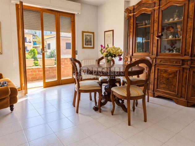 Appartamento spazioso, con balcone, garage e orto - Foto 3
