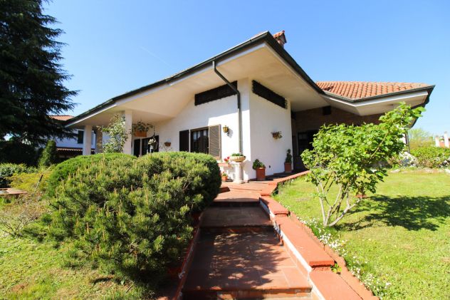 VILLA SINGOLA CON GIARDINO E BOX QUADRUPLO SEGRATE / VILLAGGIO AMBROSIANO