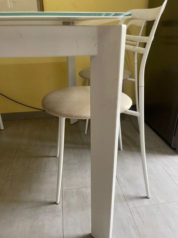 TAVOLO DA CUCINA BIANCO ALLUNGABILE – PIANO IN VETRO LACCATO