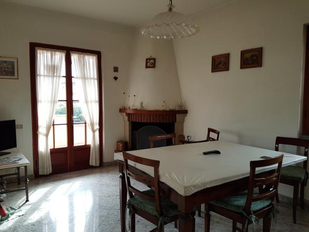 MARINA DI MASSA, prima periferia e poco distante dal mare, vendesi villetta singola con giardino circondante: salone, cucina, tinello con camino, bagn - Foto 4