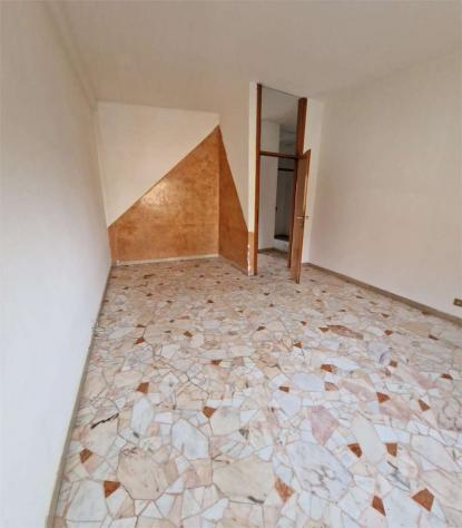 V000907 - CERMENATE centro vendiamo QUADRILOCALE con solaio - Foto 4