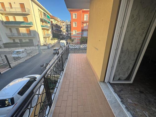 Nella zona di ponente a pochi passi dal mare e dai servizi alloggio di mq. 70 circa , primo piano, da ristrutturare - Foto 2