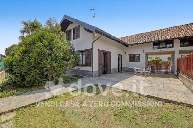 Villa di 300 m² con più di 5 locali e box auto in vendita a Ferno