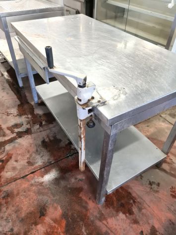 tavolo inox con apriscatole usato - Foto 3