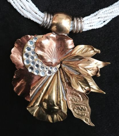 COLLIER MULTIFILO IN MICRO-PERLE E GRANDE PENDENTE DORATO EPOCA 1950-60. - Foto 4