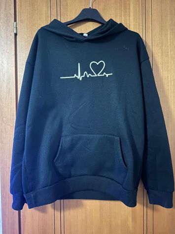 Felpa SHEIN nera con cappuccio e stampa cuore ECG