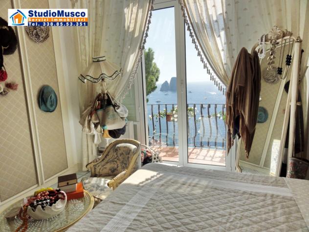 StudioMusco vende a Capri, su via Marina Piccola panoramicissimo appartamento indipendente. Con ampia terrazza panoramica, piccolo giardinetto, posto - Foto 12