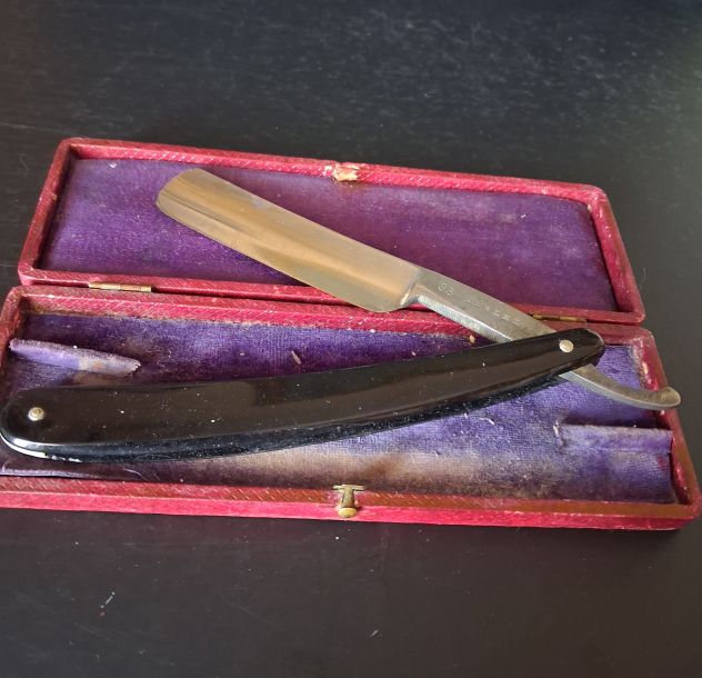 Rasoio a mano libera vintage ELSENER n. 83, in custodia come da foto. Condiz