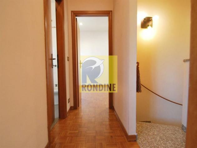 Villetta d'angolo su più livelli con giardino esclusivo - Foto 16