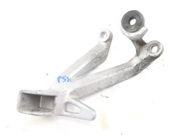 SUZUKI GSX R 600 4370033E00 STAFFA PEDANA POSTERIORE SINISTRA 97- 00 REAR LEFT FOOTREST BRACKET