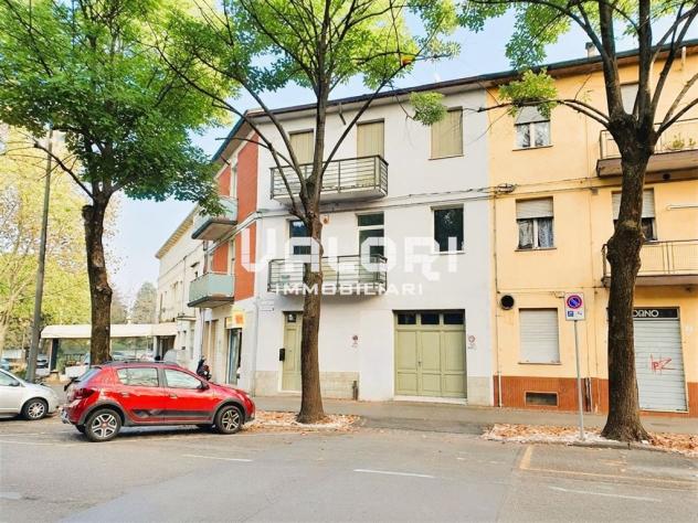 INCANTEVOLE TERRA-CIELO RISTRUTTURATA CON CORTE PRIVATA E GARAGE