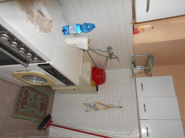 In zona centrale, ex cascinale composta da abitazione al piano terra: cucinino, tinello, tre vani e bagno; sempre al piano terra magazzino e box auto. - Foto 6