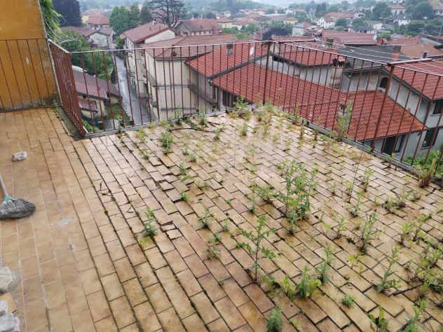Azzio - ampia porzione di casa con box - Foto 10